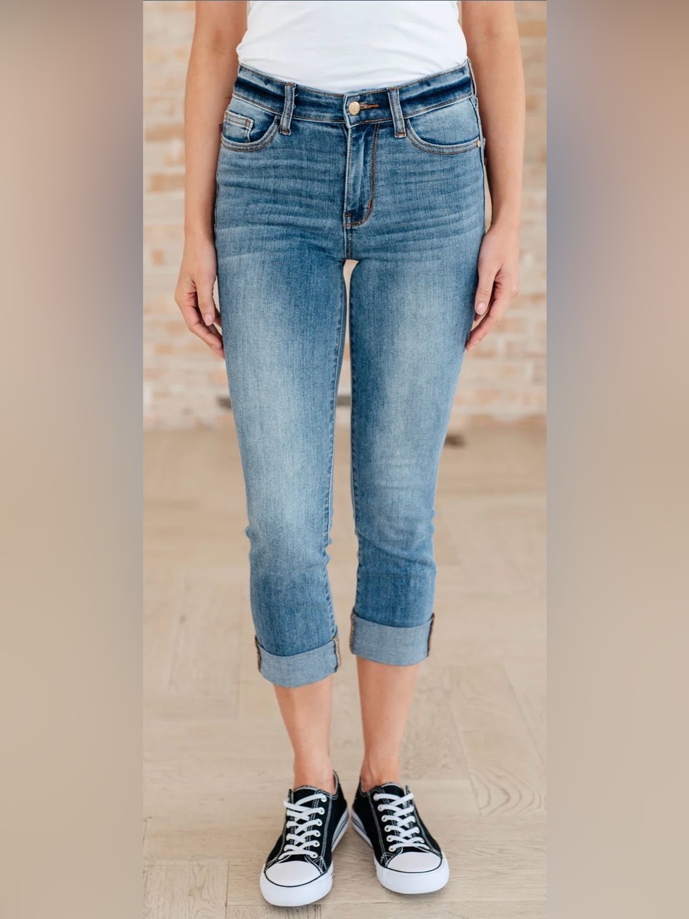 Judy Blue Medium Blue Cropped Roll-Cuff Jeans 9/29